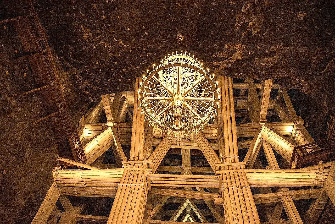 The wooden structure and the wheel-shaped chandelier in the Michałowice Chamber